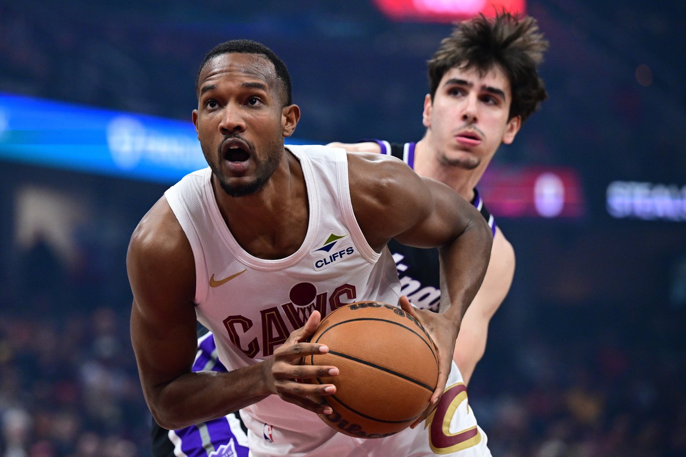 Mitchell scores 33 points, Mobley adds 29 and 13 boards to pace Cavaliers to 123-118 win over Kings | iNFOnews.ca