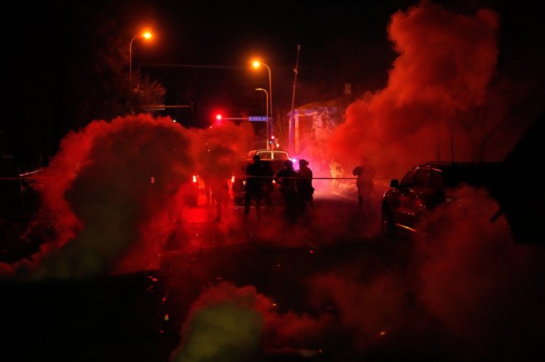 Tear gas floods a Minneapolis family's SUV after they get caught between protesters and officers | iNFOnews.ca