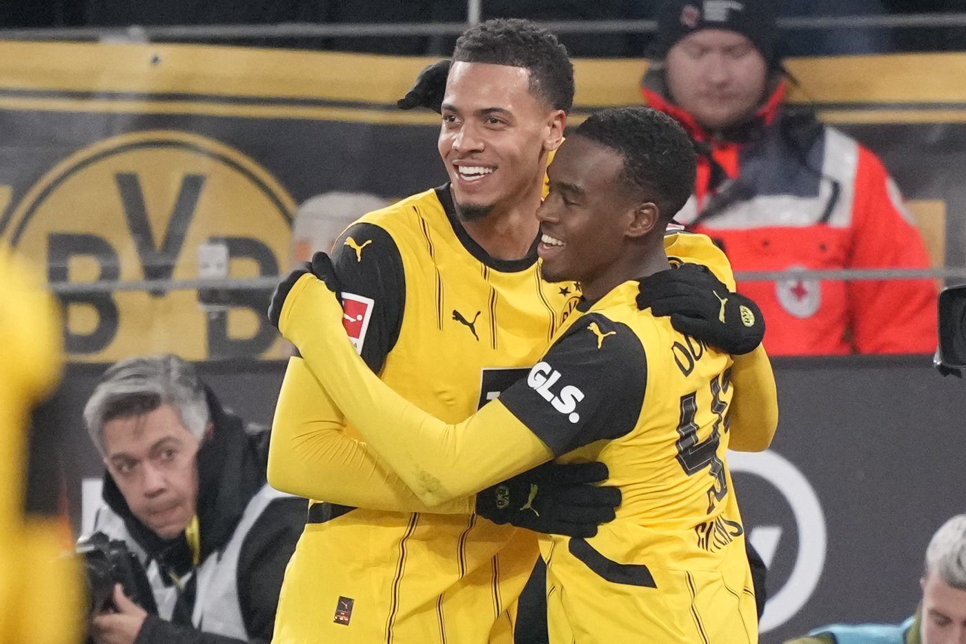 Schick hat trick helps Leverkusen cover defensive lapses. Frankfurt and Dortmund win in Bundesliga | iNFOnews.ca