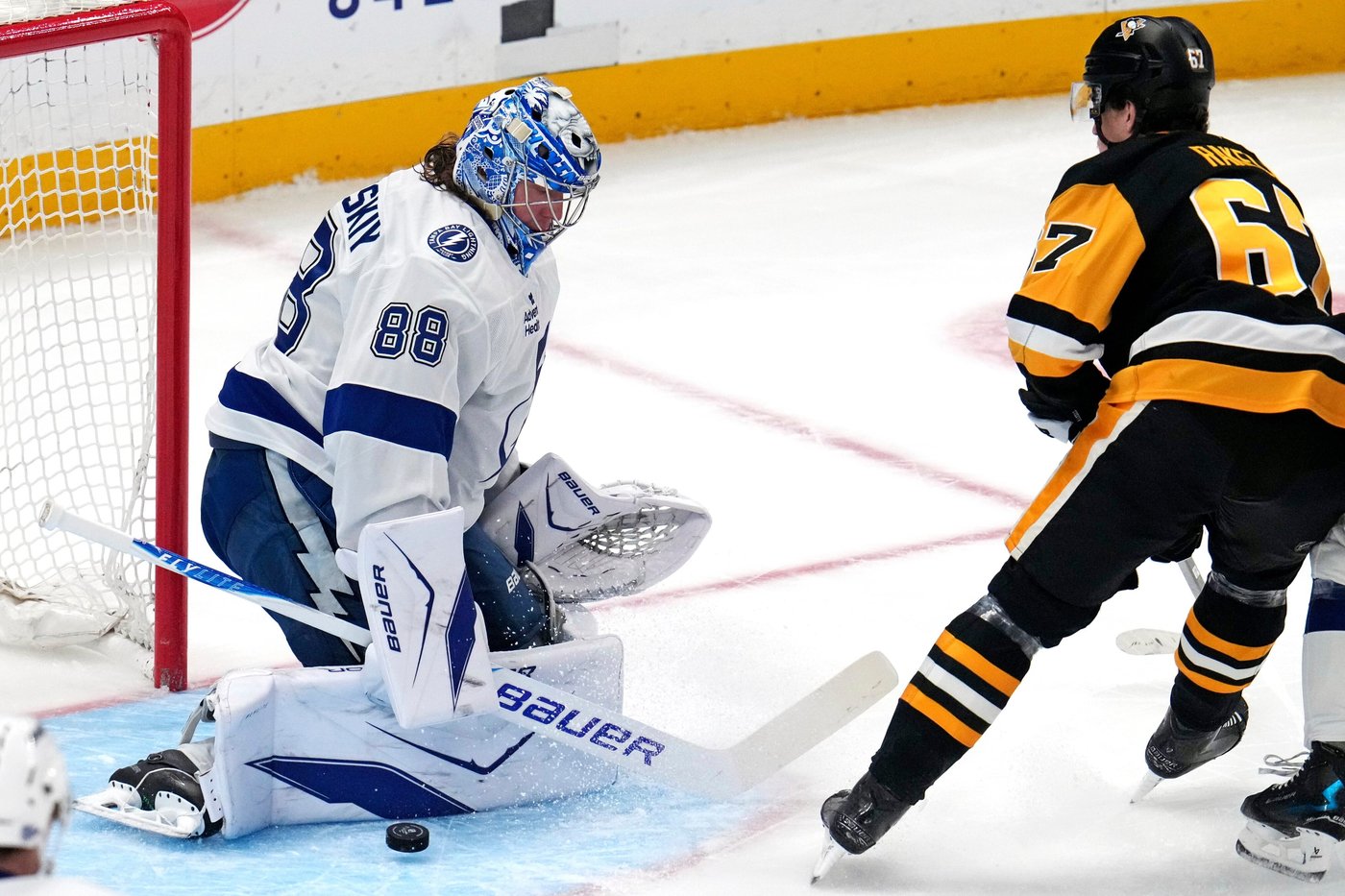 Kucherov scores deciding shootout goal as Lightning beat Penguins 2-1 for 11th straight win | iNFOnews.ca