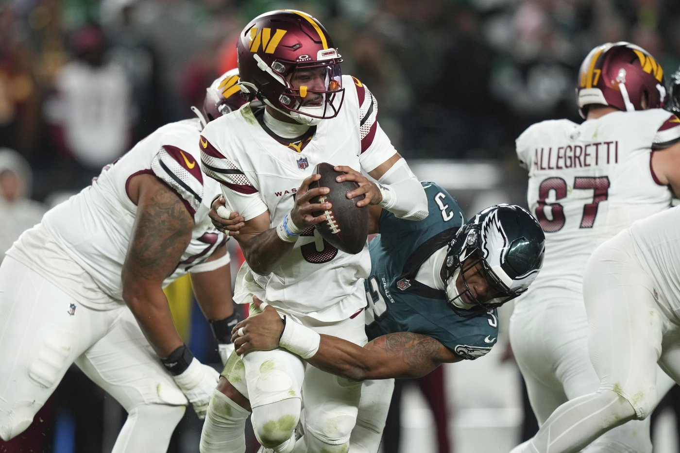 Saquon Barkley runs for 2 TDs, Eagles beat Commanders 26-18 to stretch NFC East lead | iNFOnews.ca