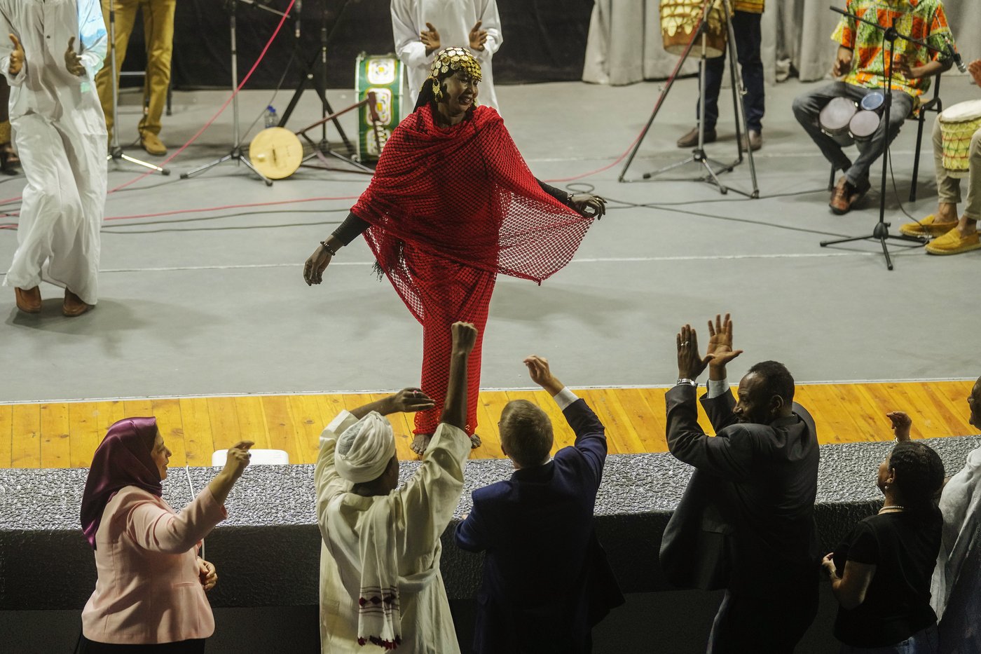 In music and dance, Sudanese performers transport refugee audiences back home | iNFOnews.ca