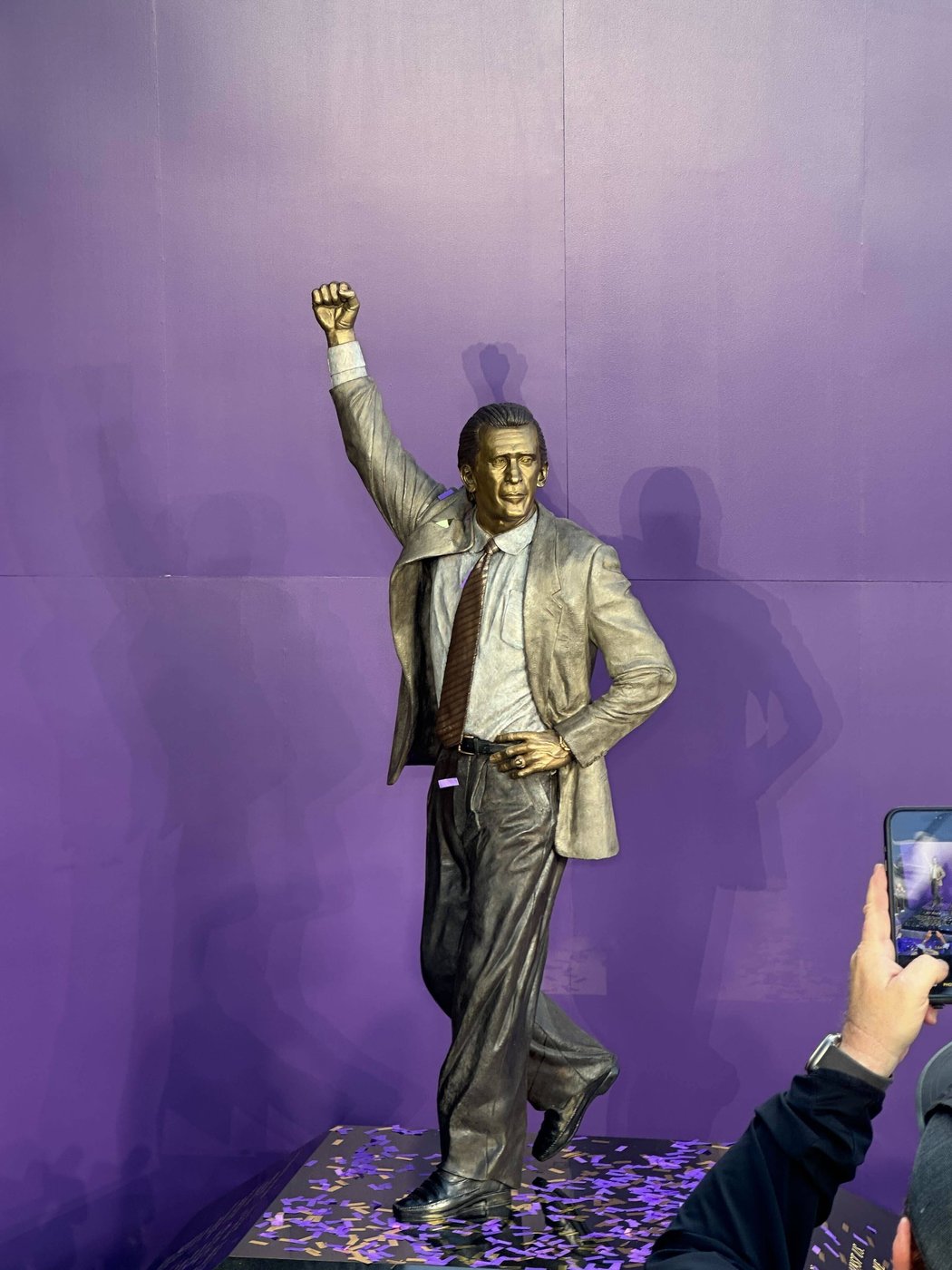 Lakers unveil statue of Pat Riley, the coaching mastermind of their 1980s Showtime era | iNFOnews.ca