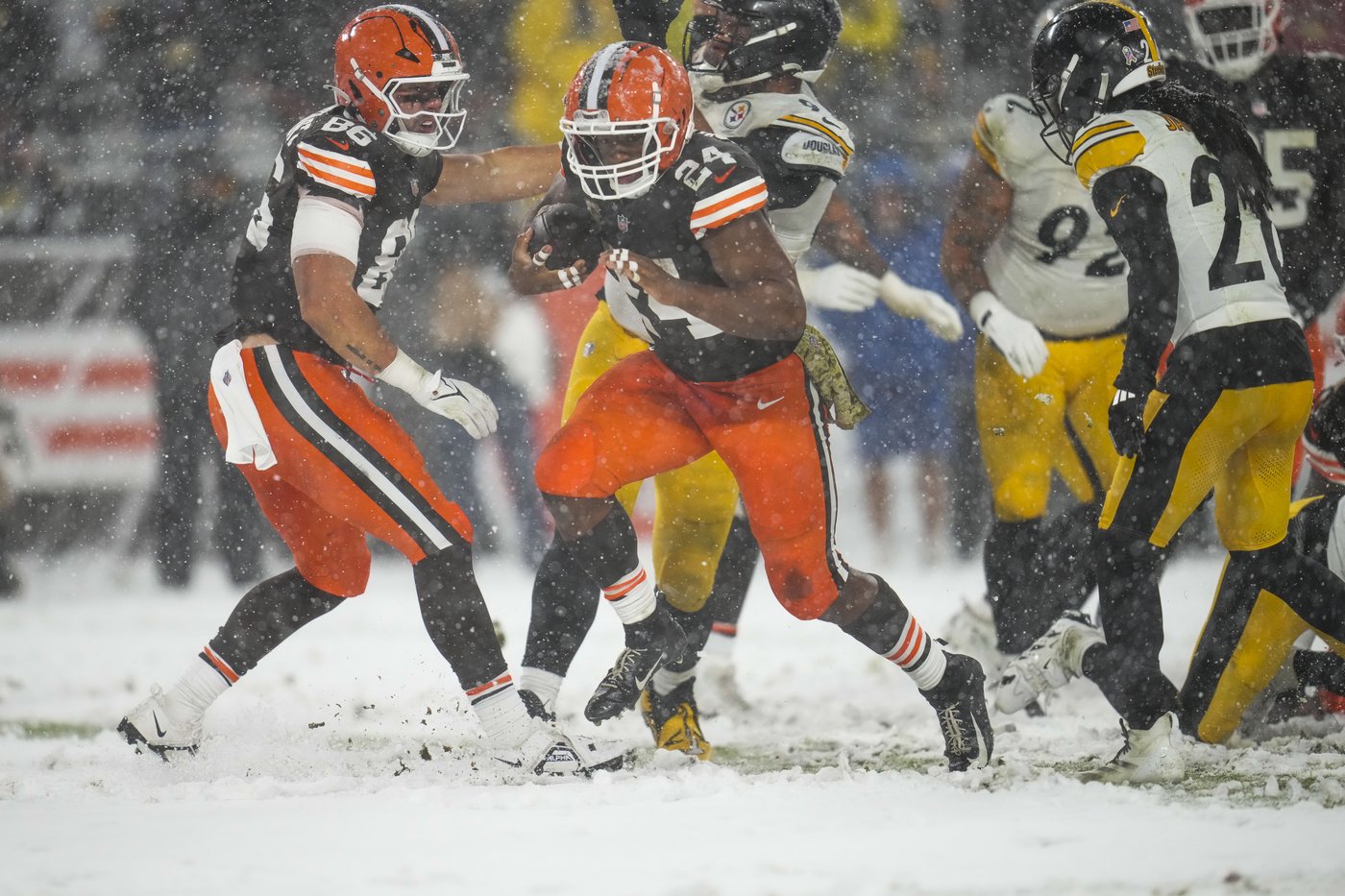 Nick Chubb plows through heavy snow for 2-yard TD, giving Browns 24-19 win over Steelers | iNFOnews.ca