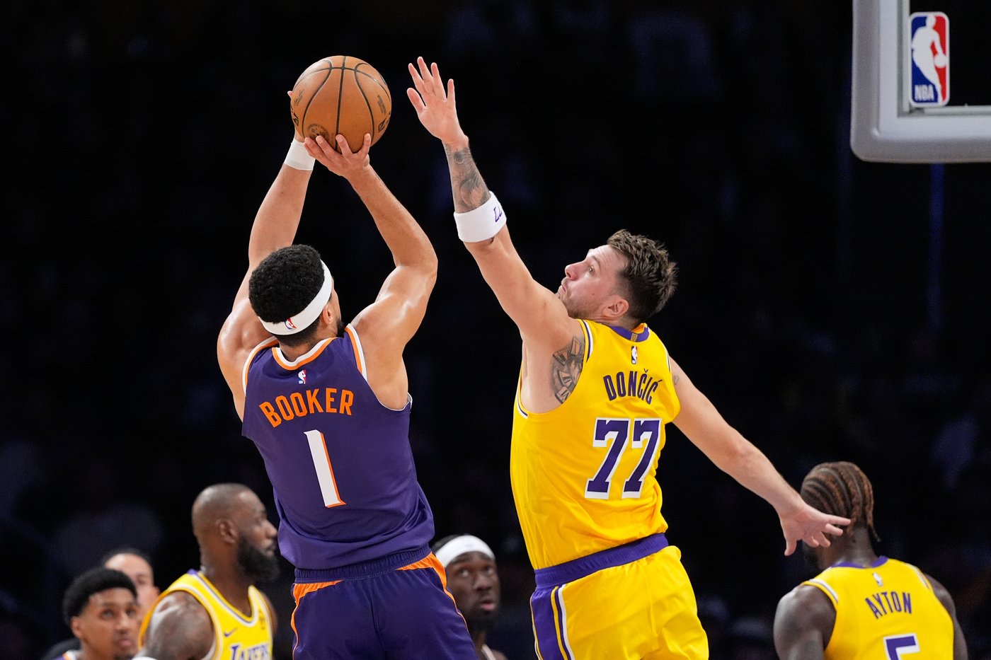 Suns snap Lakers' 7-game winning streak with 125-108 victory despite Booker's early exit | iNFOnews.ca Suns snap Lakers' 7-game winning streak with 125-108 victory despite Booker's early exit | iNFOnews.ca