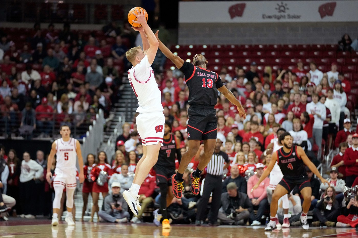 Winter's double-double helps No. 24 Wisconsin trounce Ball State 86-55 | iNFOnews.ca