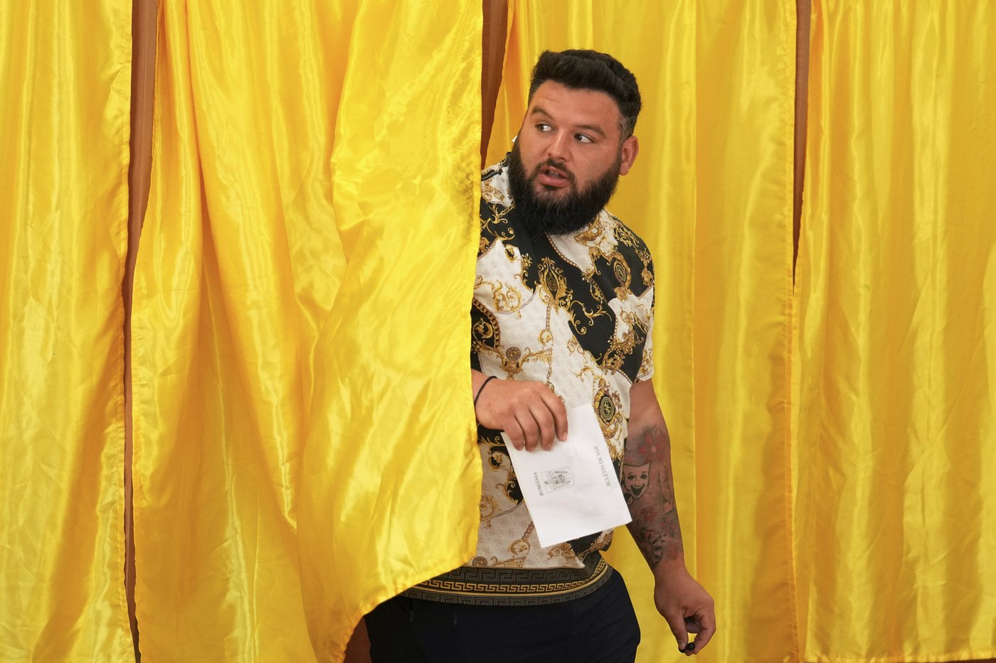 Romania's hard-right candidate will face a pro-EU reformist in presidential runoff | iNFOnews.ca