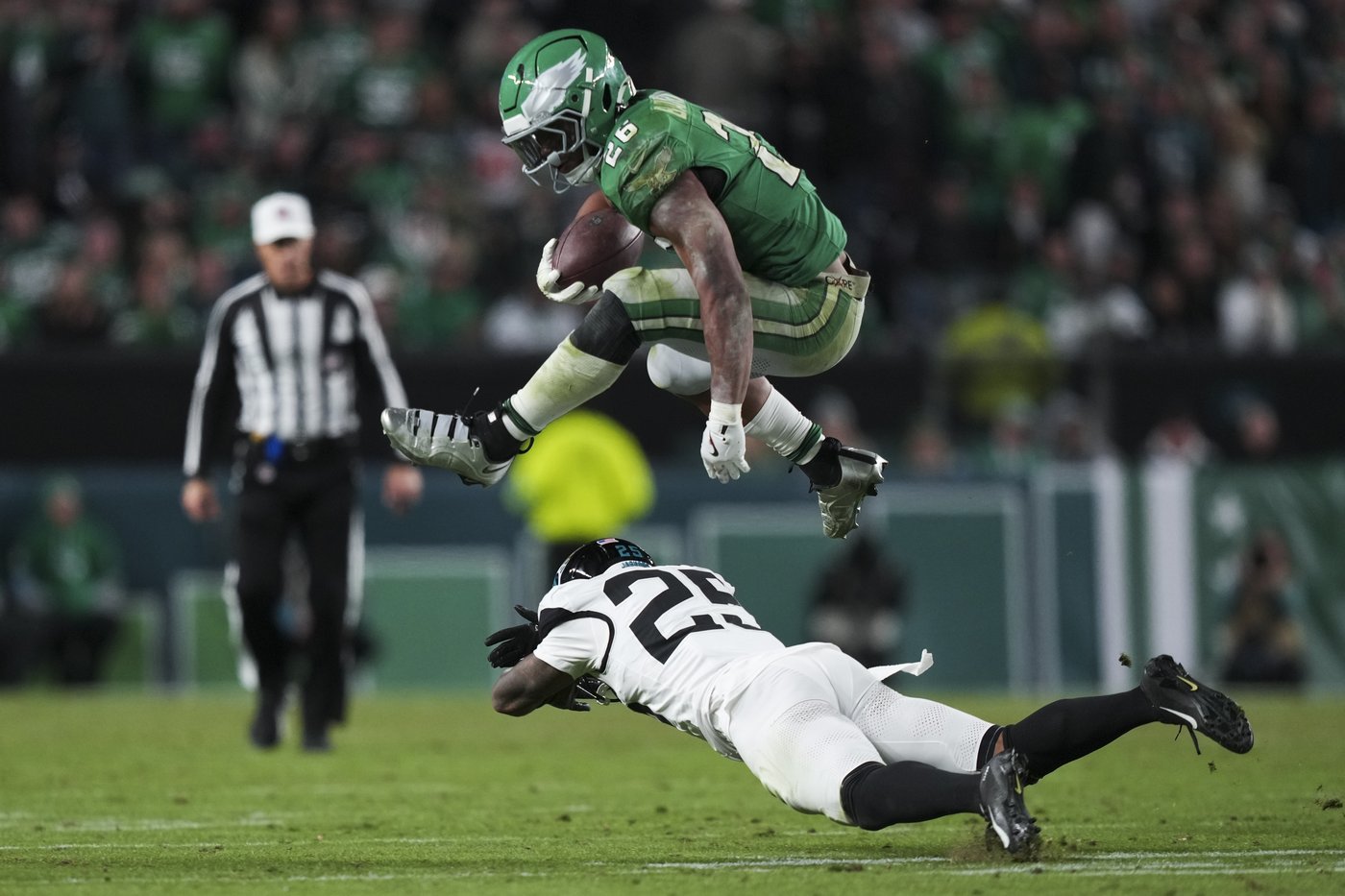 Eagles RB Saquon Barkley amazes with backward hurdle for first-down reception | iNFOnews.ca Eagles RB Saquon Barkley amazes with backward hurdle for first-down reception | iNFOnews.ca