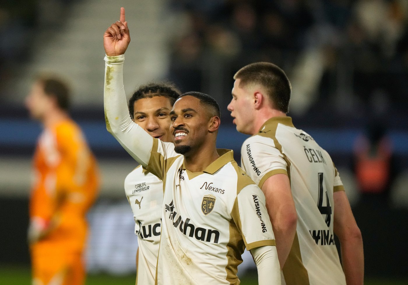 Lens routs Paris FC 5-0 to go top of Ligue 1 and sloppy Marseille drops more points | iNFOnews.ca