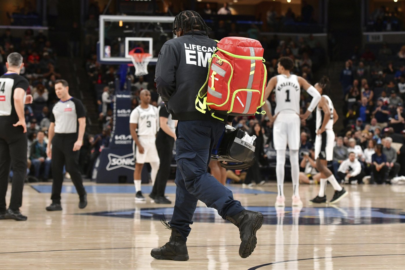 Medics attend to fan who collapsed courtside at NBA game in Memphis | iNFOnews.ca