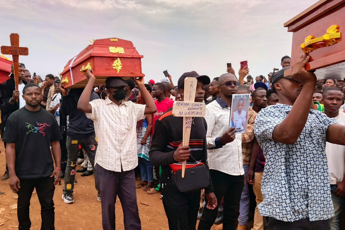 Hundreds gather in eastern Congo to mourn victims of school fires | iNFOnews.ca