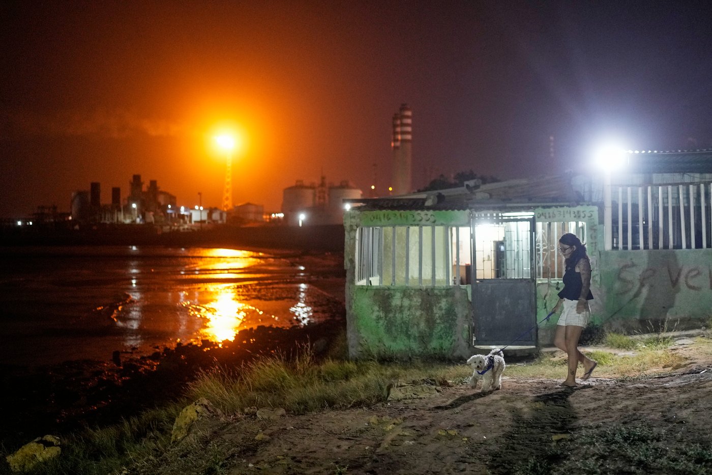 Photos show daily life along Venezuela’s oil coast after Maduro’s capture | iNFOnews.ca