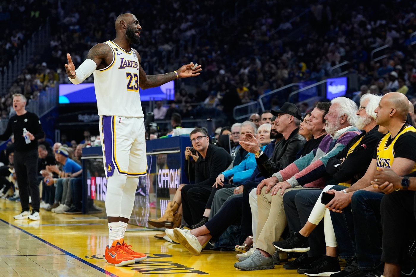 LeBron James' 11-year-old daughter Zhuri has a fun shootaround with father before game with Warriors | iNFOnews.ca LeBron James' 11-year-old daughter Zhuri has a fun shootaround with father before game with Warriors | iNFOnews.ca