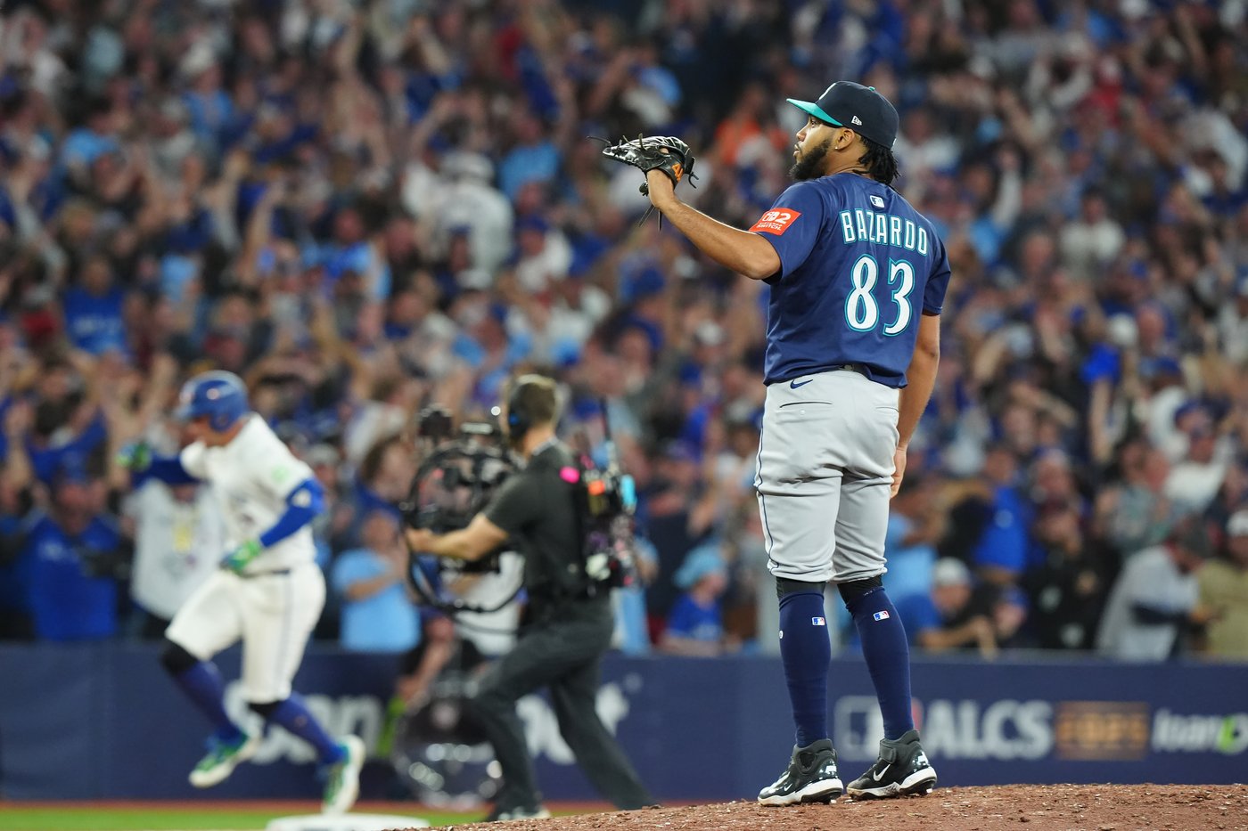 Photo Gallery: Blue Jays advance to World Series with 4-3 win over the Mariners | iNFOnews.ca