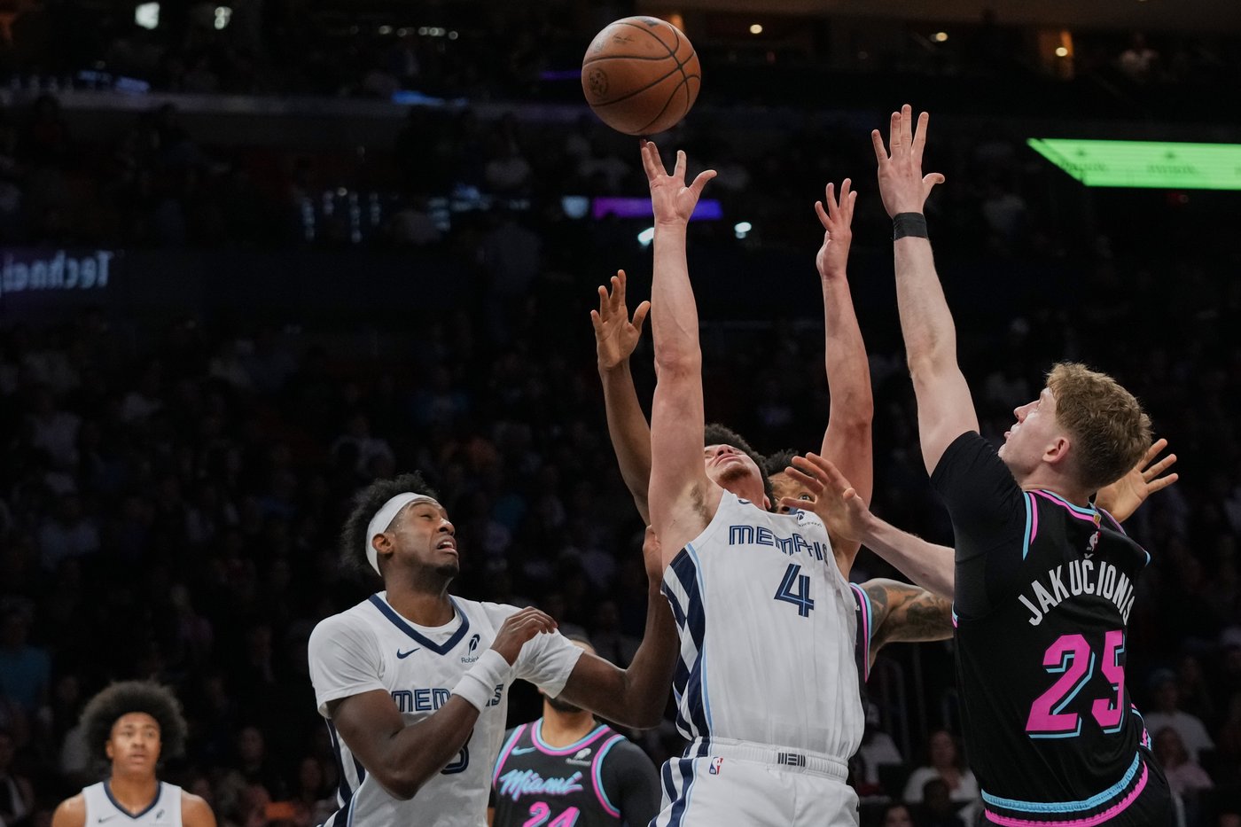 Wiggins makes 9-of-10 shots in 28-point outing to lead Heat over Grizzlies 136-120 | iNFOnews.ca