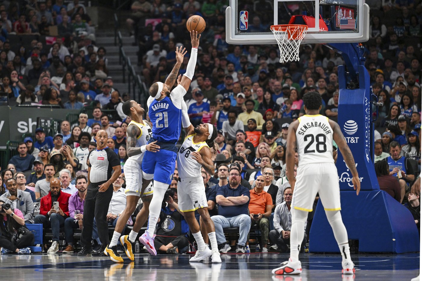 Kyrie Irving scores 23 points to lead Mavericks past Jazz 110-102 | iNFOnews.ca Kyrie Irving scores 23 points to lead Mavericks past Jazz 110-102 | iNFOnews.ca