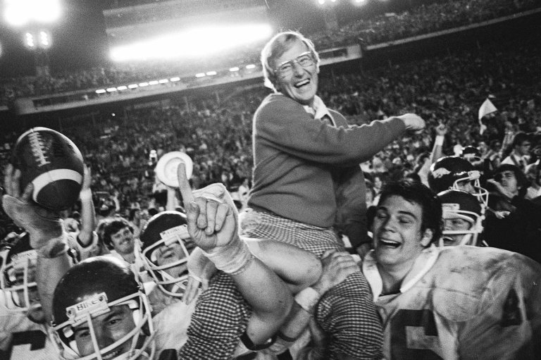 Lou Holtz, college football staple who coached Notre Dame to 1988 national title, dies at 89 | iNFOnews.ca