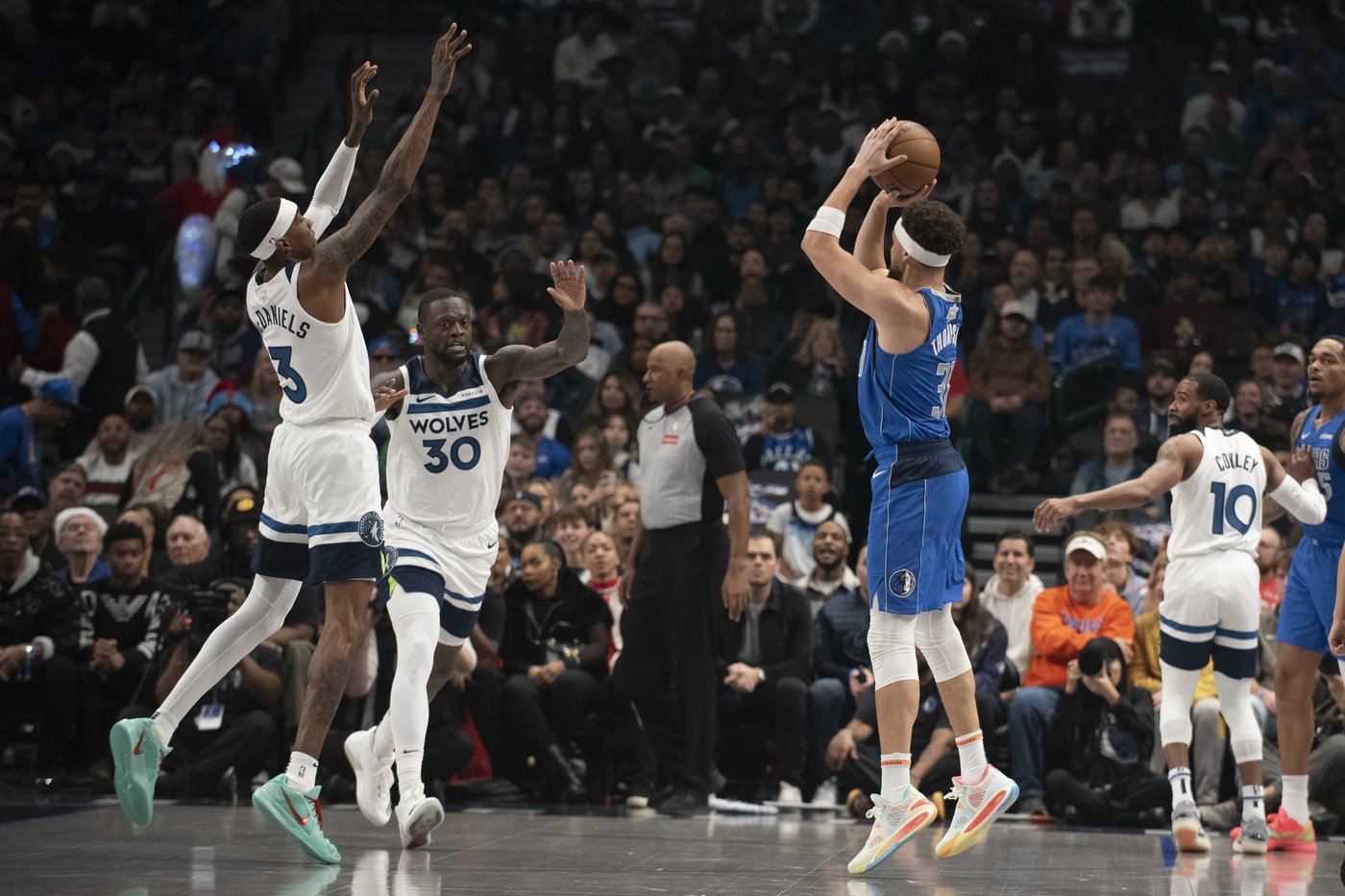 Edwards scores 26, Wolves hold on to beat Mavs 105-99 after Doncic injury | iNFOnews.ca Edwards scores 26, Wolves hold on to beat Mavs 105-99 after Doncic injury | iNFOnews.ca
