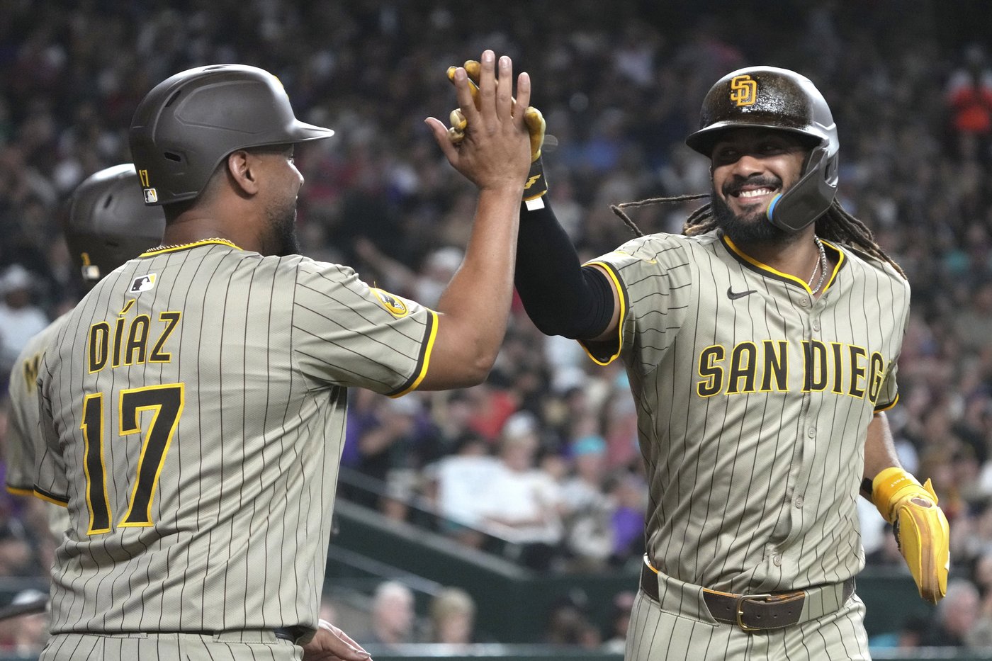 Perdomo hits 3-run triple, Diamondbacks score 5 in 9th to beat Padres 8-7 | iNFOnews.ca