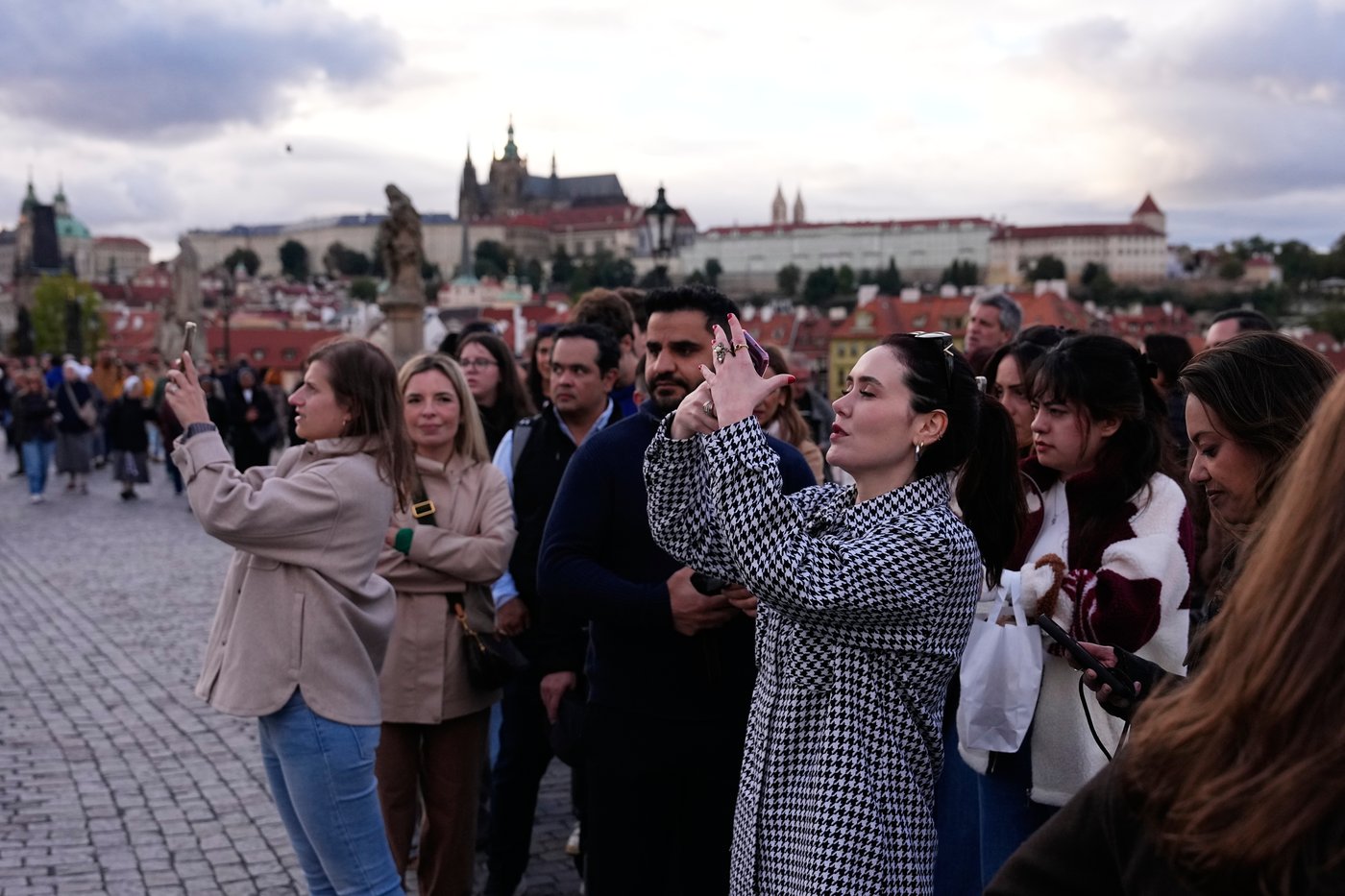Depeche Mode fans flock to Prague’s Charles Bridge to recreate 1988 band photo | iNFOnews.ca Depeche Mode fans flock to Prague’s Charles Bridge to recreate 1988 band photo | iNFOnews.ca