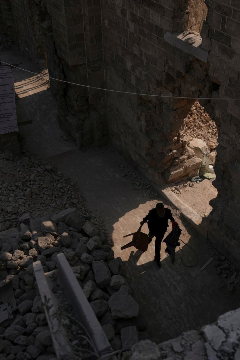 See the world in vertical: Top photos by AP's photojournalists | iNFOnews.ca