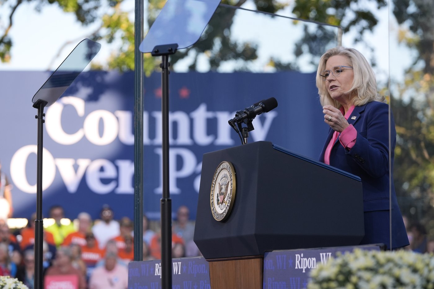Harris campaigns with Liz Cheney at the GOP's birthplace while Trump rallies in Michigan | iNFOnews.ca Harris campaigns with Liz Cheney at the GOP's birthplace while Trump rallies in Michigan | iNFOnews.ca