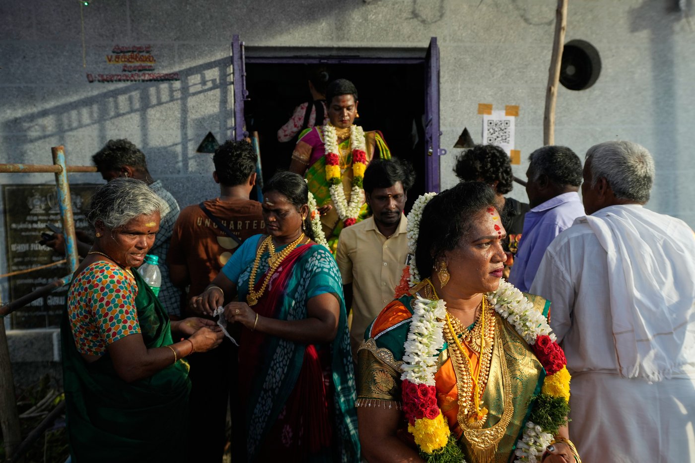 PHOTO ESSAY: A symbolic marriage ritual and beauty pageant brings India’s trans community together | iNFOnews.ca