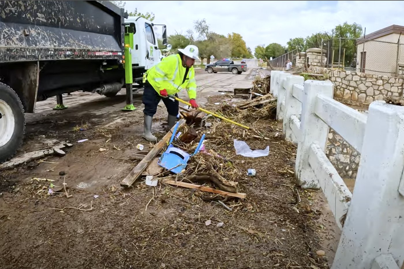 New Mexico authorities rescue hundreds after flooding strands many in high water and leaves 2 dead | iNFOnews.ca