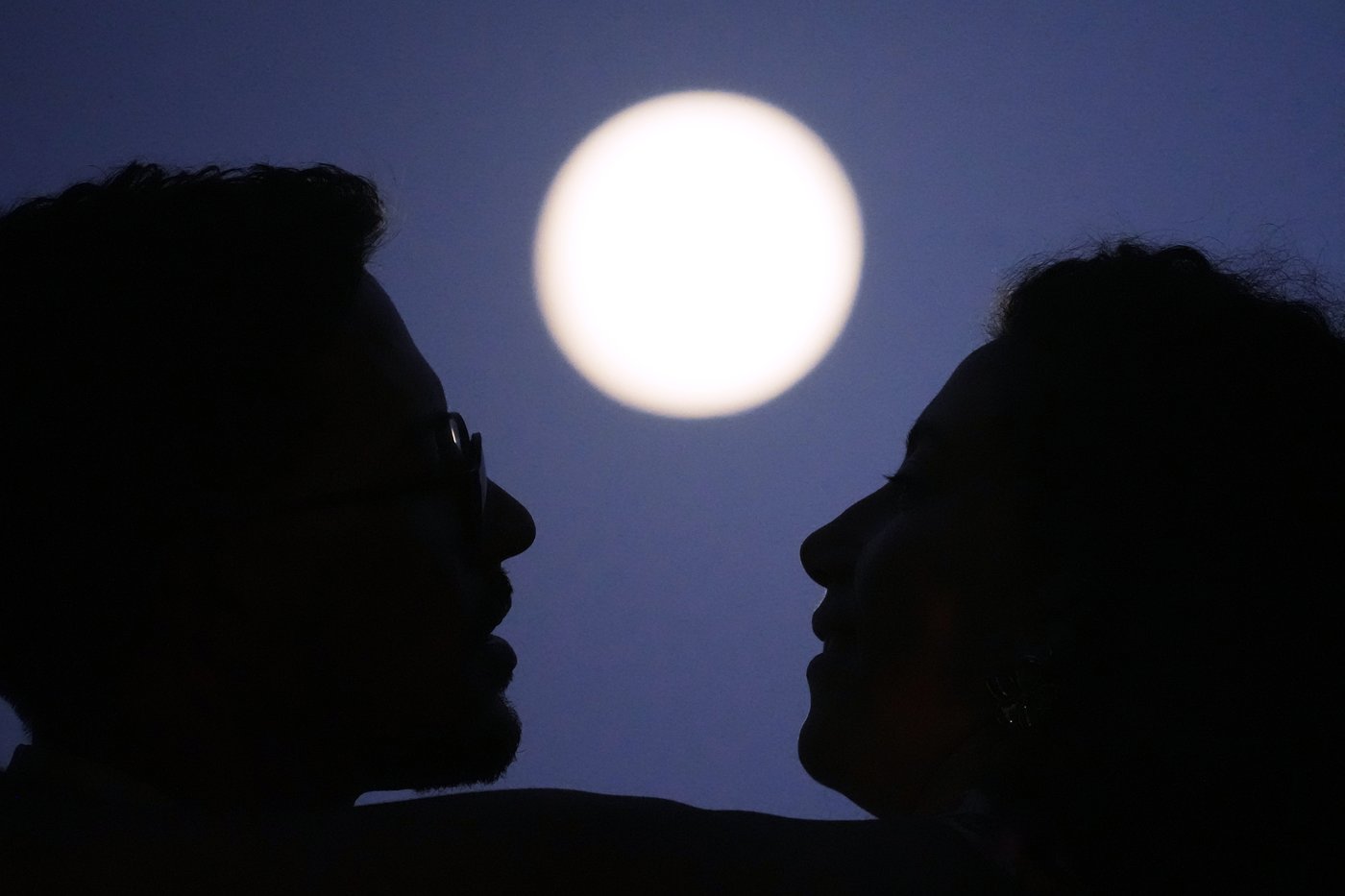 A lunar eclipse lights up skies across the Americas. in photos | iNFOnews.ca