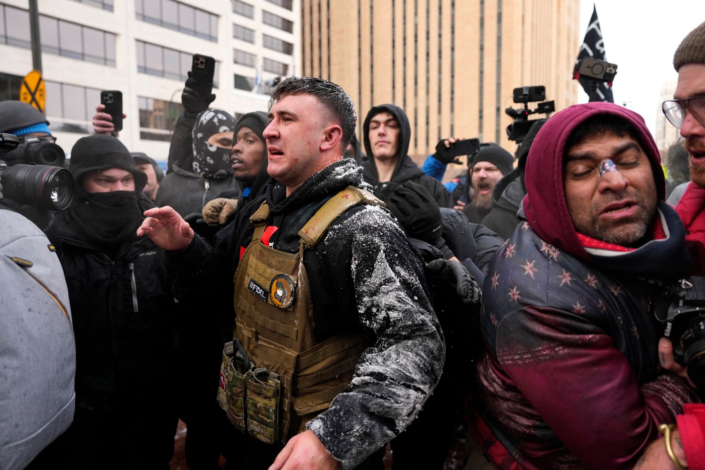 Photos show anti-ICE crowd chase off pro-ICE demonstrators from Minneapolis streets | iNFOnews.ca