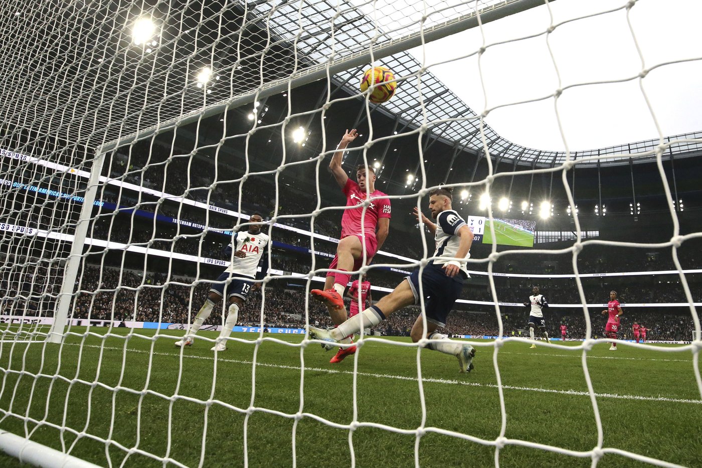 Arsenal's winless run goes on after 1-1 draw with Chelsea and Man United beats Leicester 3-0 | iNFOnews.ca