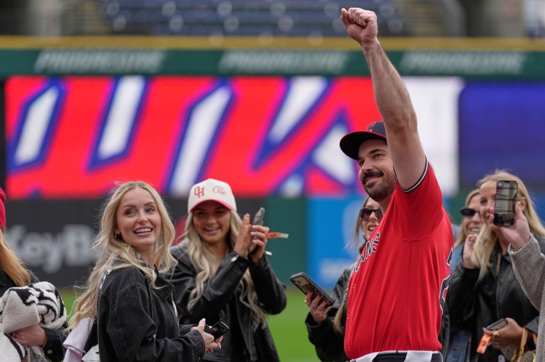 Guardians catcher Austin Hedges gets engaged on the field following game | iNFOnews.ca