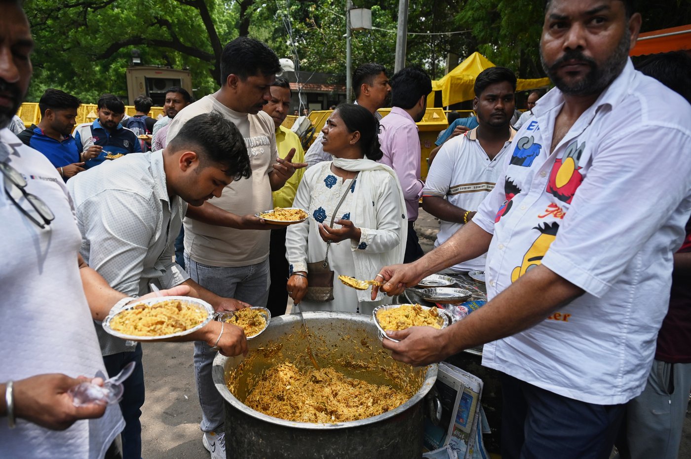 Supporters across India send food via delivery apps to sustain the 'Cockroach' protest | iNFOnews.ca