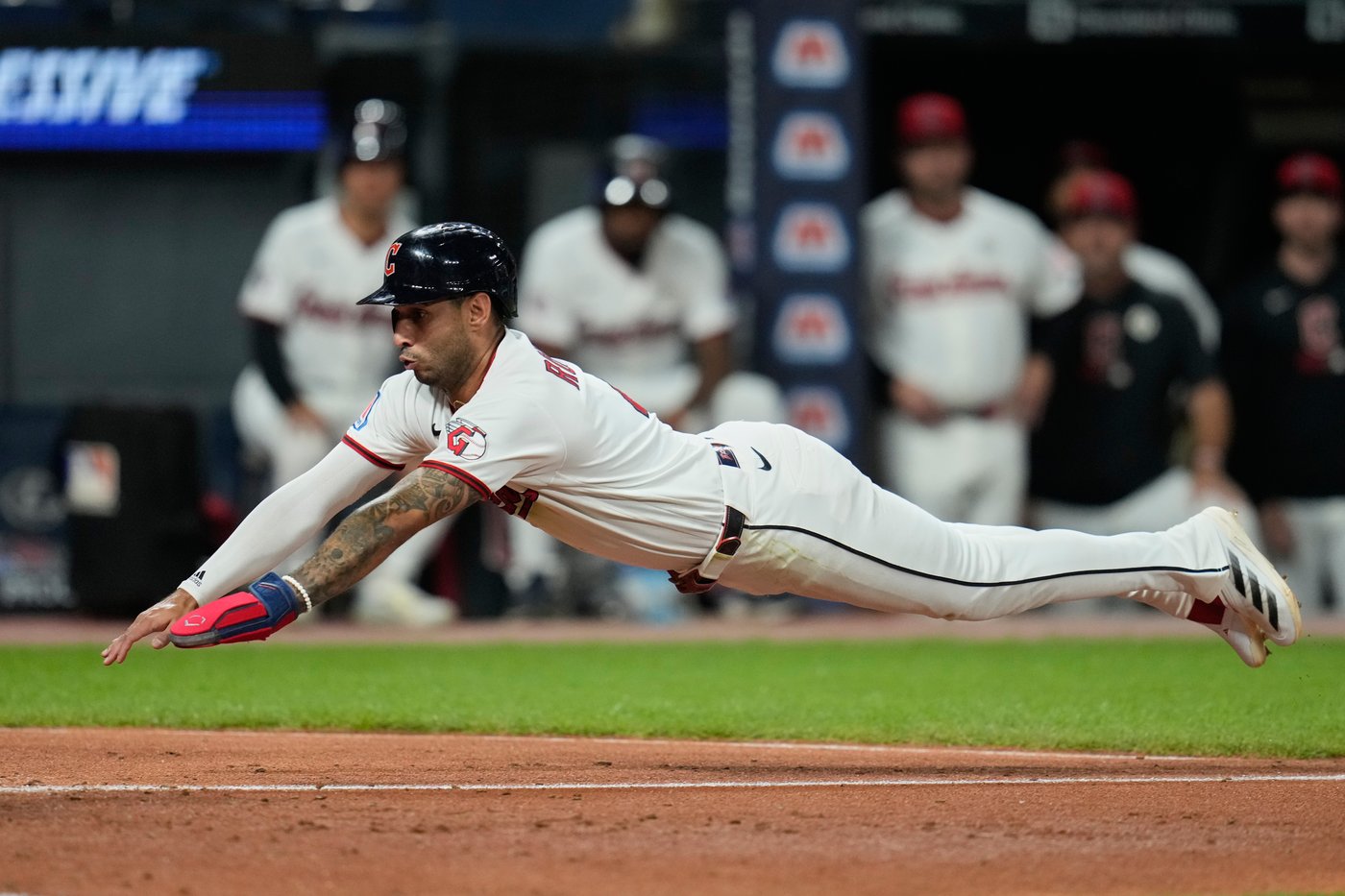 Rocchio delivers 2-run double in 9th, Guardians rally to stun White Sox 7-6 and tighten AL Central | iNFOnews.ca Rocchio delivers 2-run double in 9th, Guardians rally to stun White Sox 7-6 and tighten AL Central | iNFOnews.ca