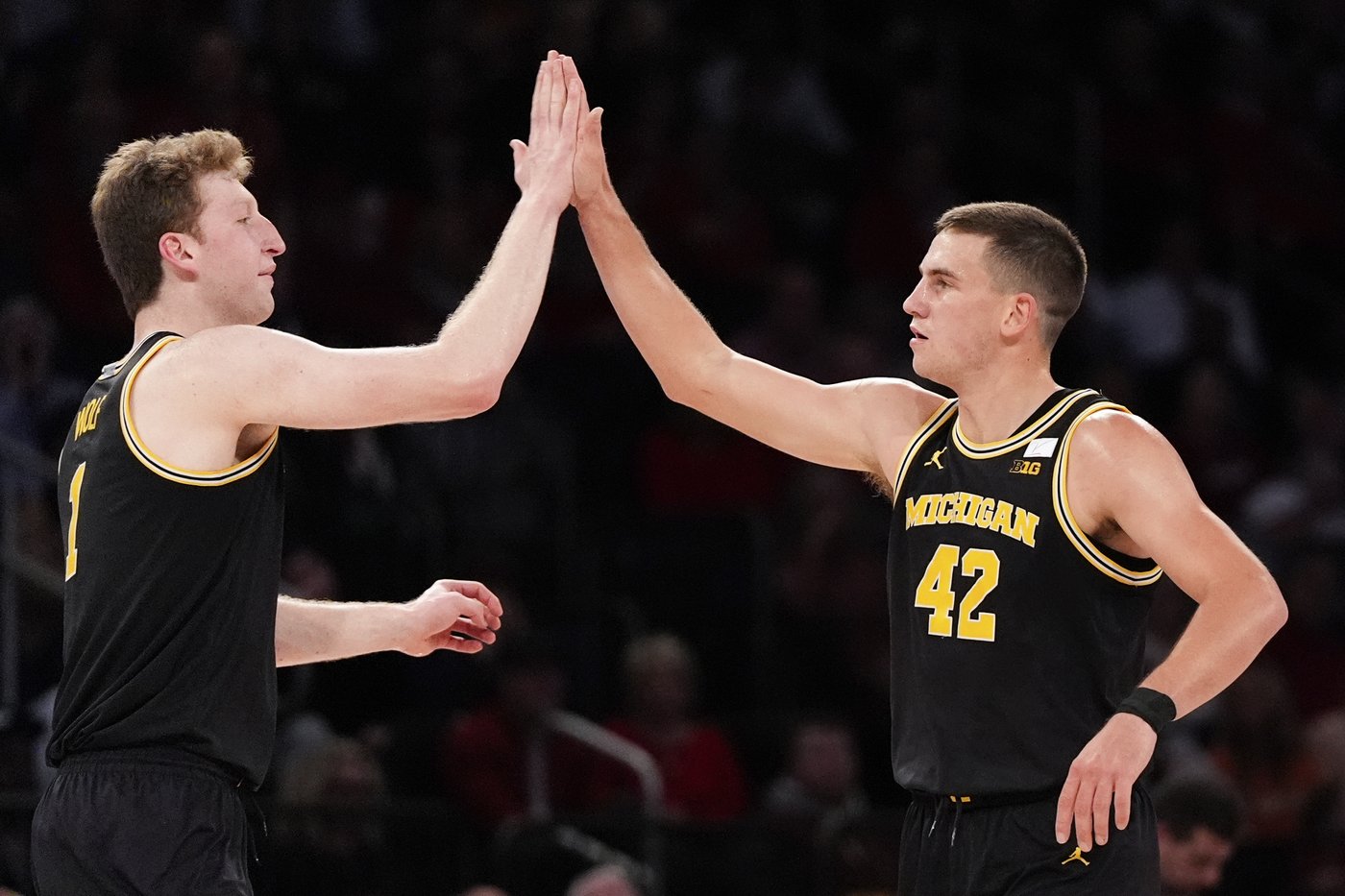Arkansas holds off No. 14 Michigan 89-87 in Jimmy V Classic at MSG | iNFOnews.ca Arkansas holds off No. 14 Michigan 89-87 in Jimmy V Classic at MSG | iNFOnews.ca
