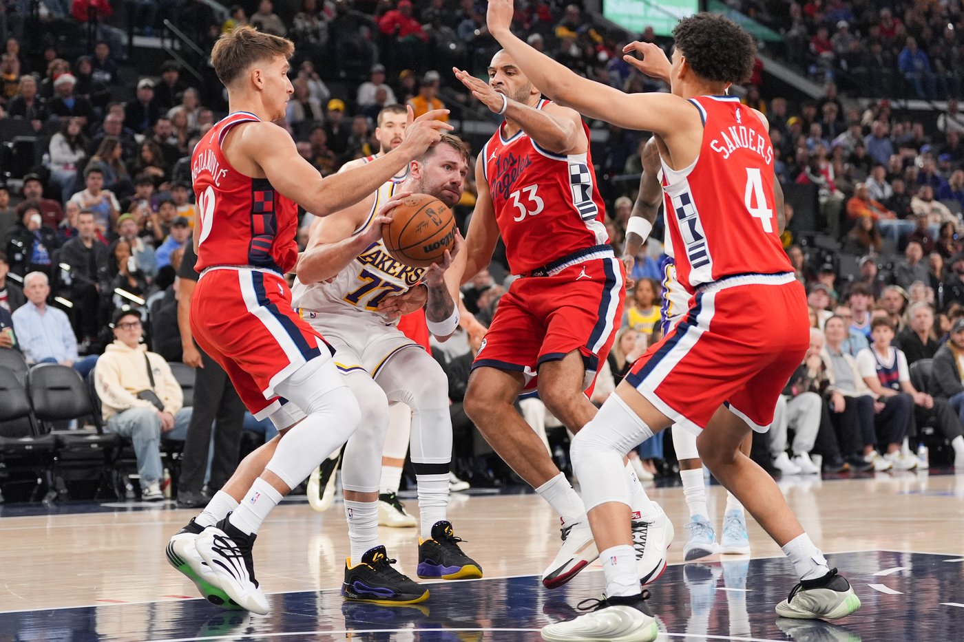 Luka Doncic exits Lakers loss with leg injury | iNFOnews.ca Luka Doncic exits Lakers loss with leg injury | iNFOnews.ca