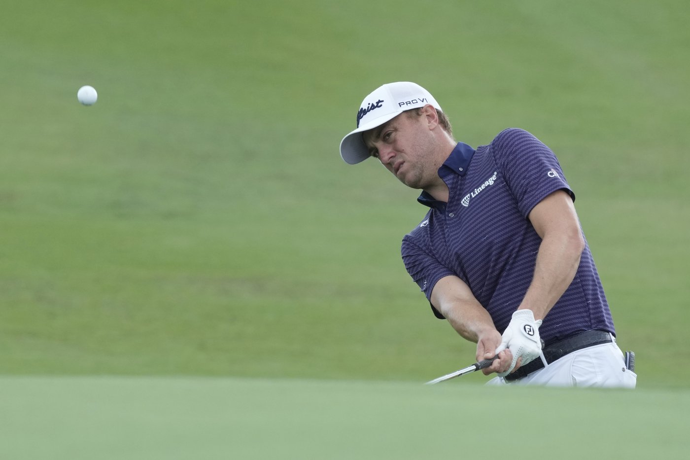 Scottie Scheffler has new putting grip and trails Cameron Young by 3 in Bahamas | iNFOnews.ca