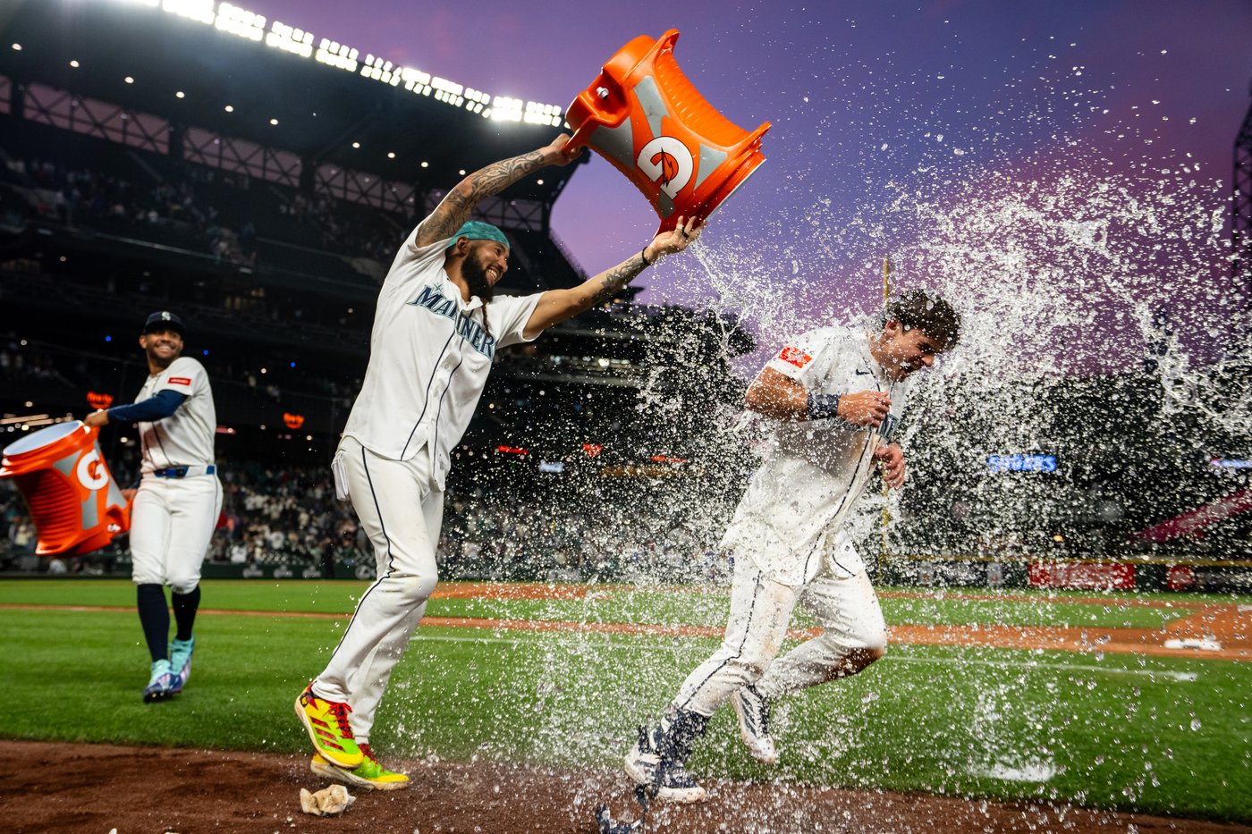 Cole Young’s single in 10th gives streaking Mariners another walk-off win, 3-2 over Mets | iNFOnews.ca