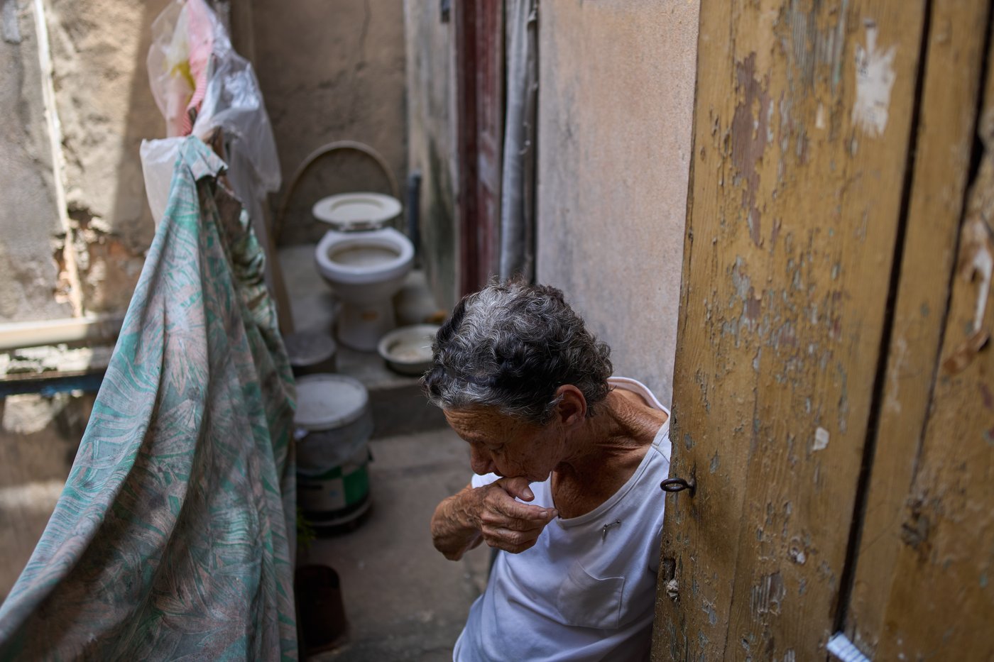 PHOTO ESSAY: AP photos capture elderly Cubans coping with deepening economic crisis | iNFOnews.ca