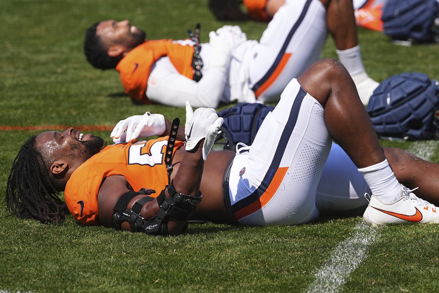 Broncos believe linebacker Dre Greenlaw's latest leg injury isn't serious | iNFOnews.ca