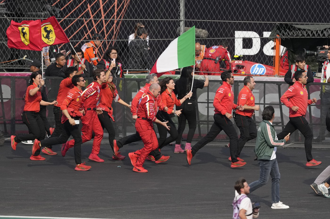 Sainz wins Mexico City Grand Prix as Norris tightens championship fight | iNFOnews.ca