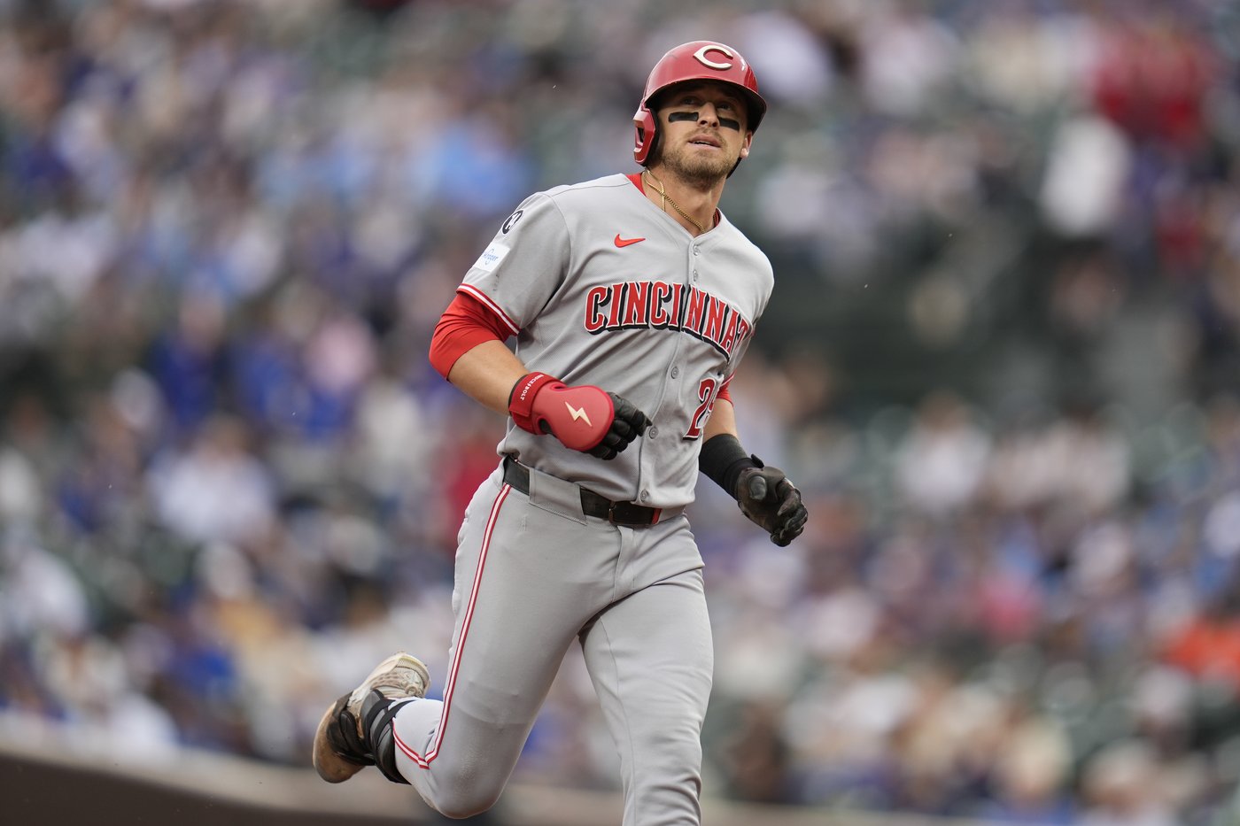 Abbott pitches 7 crisp innings as the Reds hold off the Cubs for a 6-2 win | iNFOnews.ca