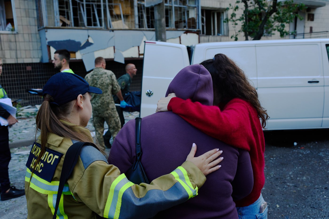 Photos show Kyiv residents clutching pets, collecting bodies after Russian missile and drone attack | iNFOnews.ca