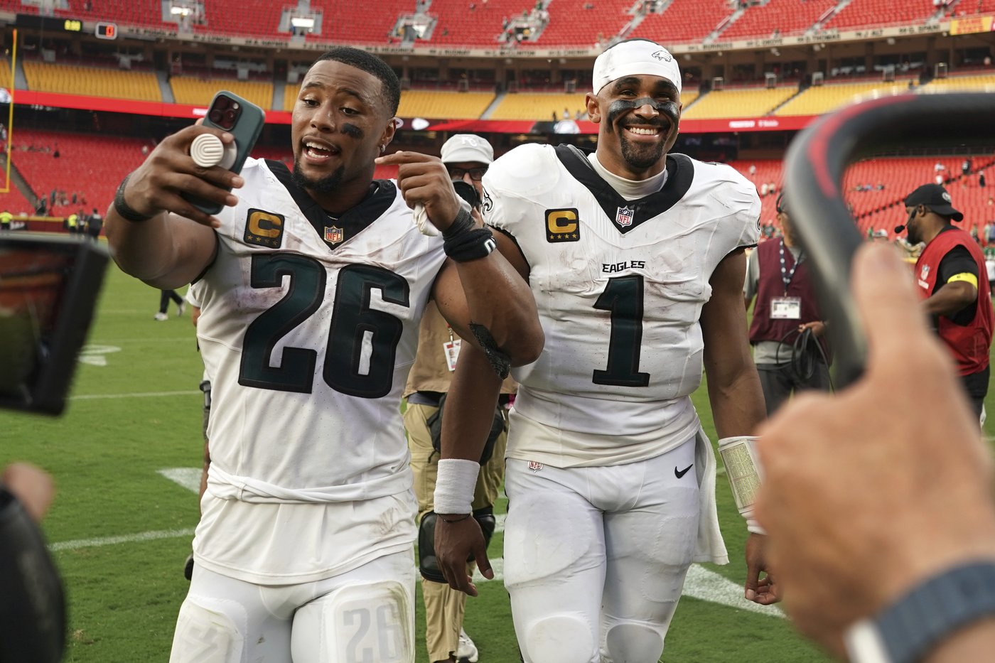 Eagles lay down the smack talk and silence tush-push doubters on way to undefeated start | iNFOnews.ca Eagles lay down the smack talk and silence tush-push doubters on way to undefeated start | iNFOnews.ca