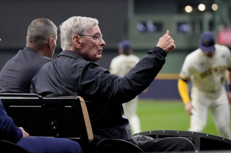 At 92, Bud Selig hopes this is the moment he finally sees the Milwaukee Brewers win a title | iNFOnews.ca