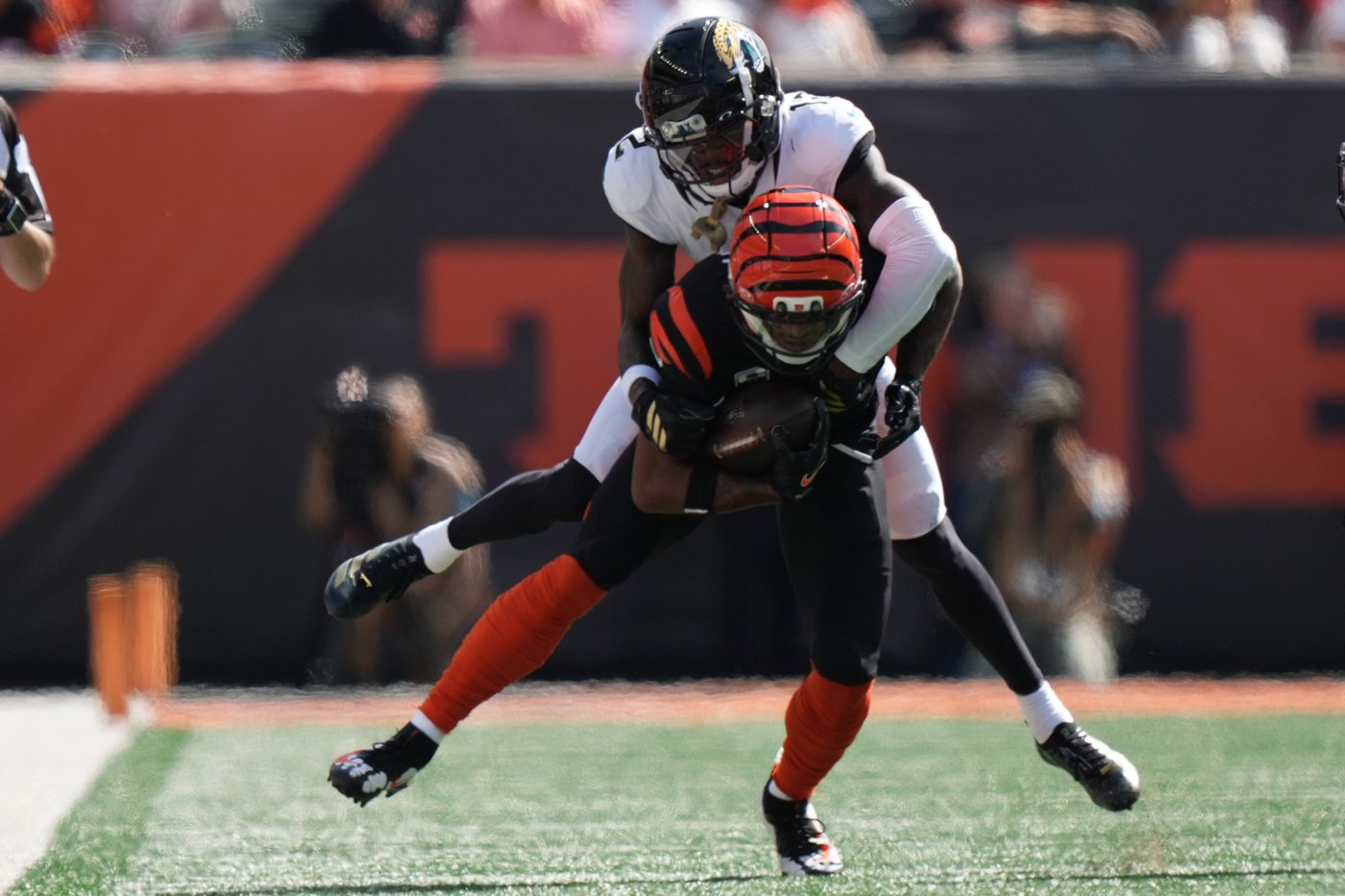 Bengals' Ja'Marr Chase out because of a concussion after 2nd-quarter hit vs. Jaguars | iNFOnews.ca
