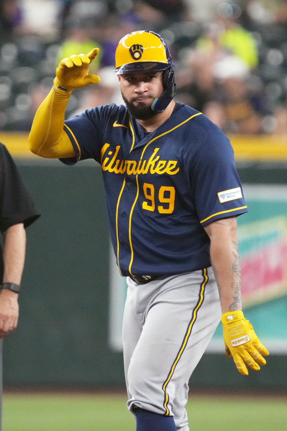Bauers homers off Rodríguez in 7th, Brewers come back to beat Diamondbacks 3-2 | iNFOnews.ca