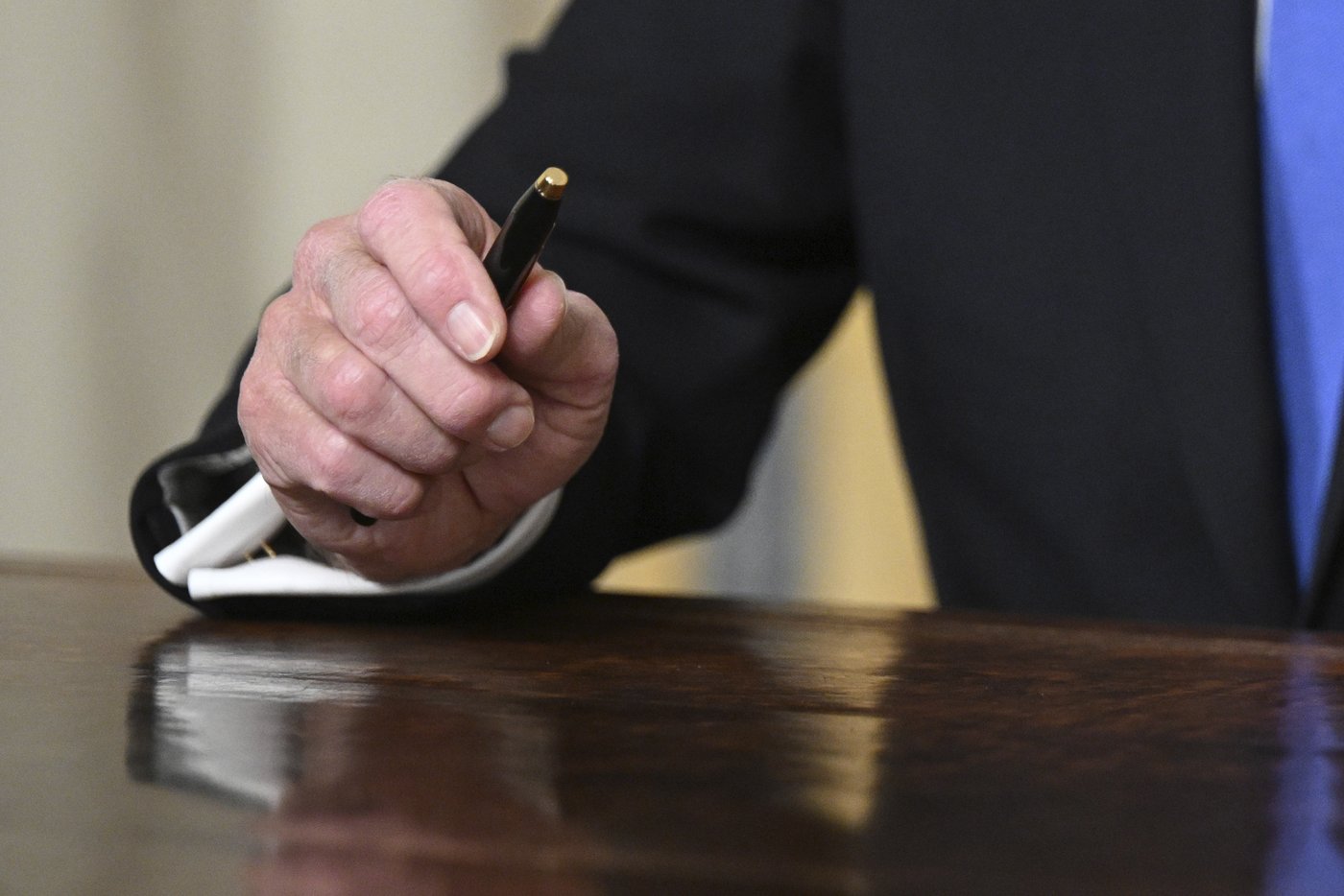 Biden got an Oval Office letter from Trump and may leave one in the desk himself. It’d be a first | iNFOnews.ca Biden got an Oval Office letter from Trump and may leave one in the desk himself. It’d be a first | iNFOnews.ca