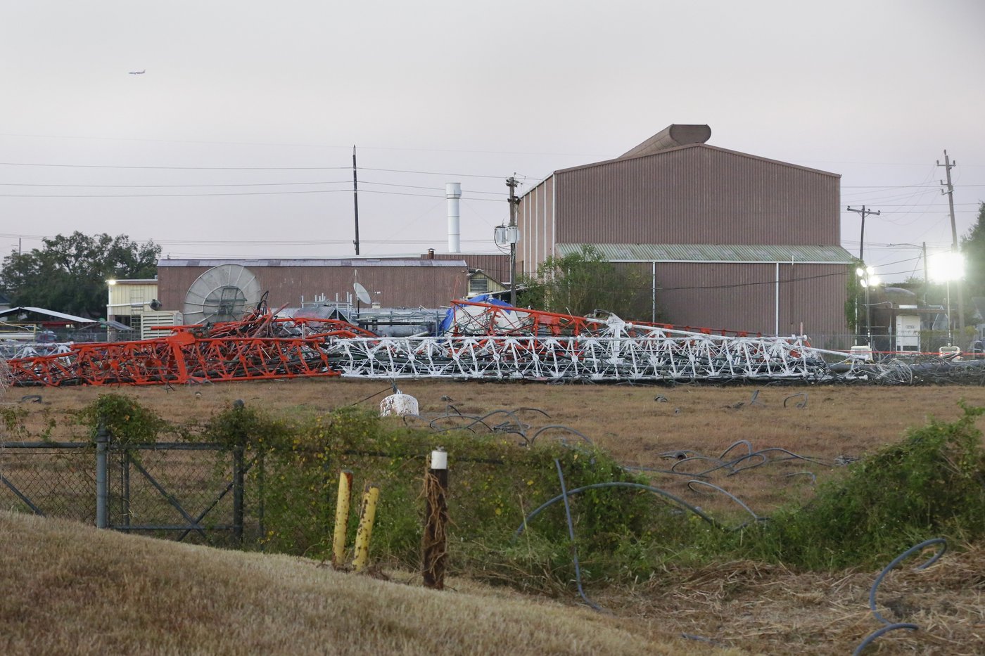 Helicopter crashes into radio tower in Houston, killing 4 | iNFOnews.ca