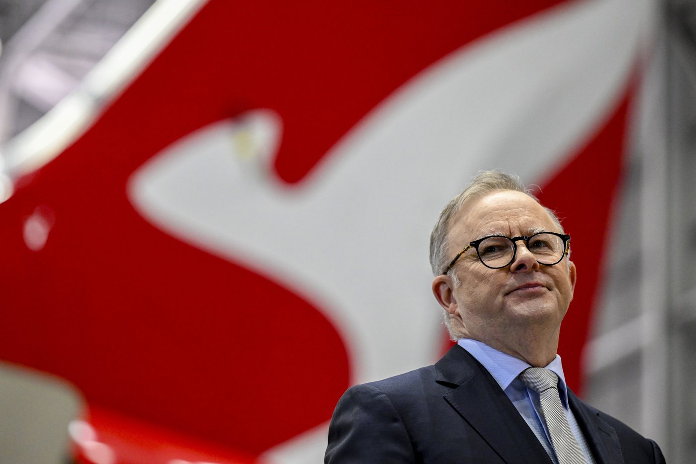 Australian prime minister defends himself from an accusation that he asked for free flight upgrades | iNFOnews.ca